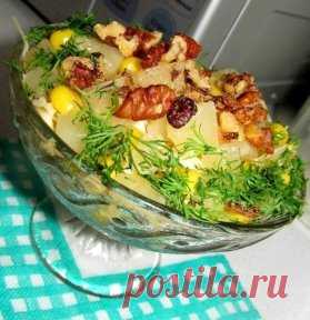 Салат «Новогодний»
куриное филе, 
50 г твердого сыра, 
150 г консервированной кукурузы, 
3 колечка консервированного ананаса, 
50 г грецких орехов, 
майонез.
Приготовление: 
Грецкие орехи поджарьте на сухой сковороде и крупно порубите или покрошите руками. 
Куриное филе отварите, остудите и нарежьте небольшим кубиком. 
Сыр натереть на мелкой тёрке, ананасы нарезать небольшим кубиком. 
Все компоненты перемешать и заправить майонезом или выложить слоями с одним слоем майонеза, украсить по желани