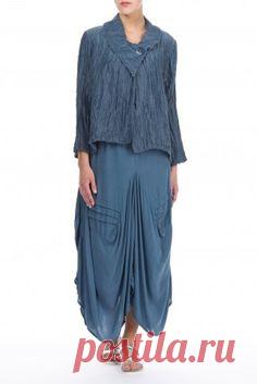 Ну не идут мне розочки и оборки, как ни крути! Ни возрастом им не соответствую, ни темпераментом! И панталоны с оборками — не мое, и подоткнутый подол холщовой юбки... Гетры, опять же, вязаные крючком, или митенки ажурные... Ну вот представьте — тетя за 50, не мелкая такая, вечно сидящая за рулем большой машины с сигареткой в одной руке и мобильным в другой (А руль? Руль — хвостом управляется!