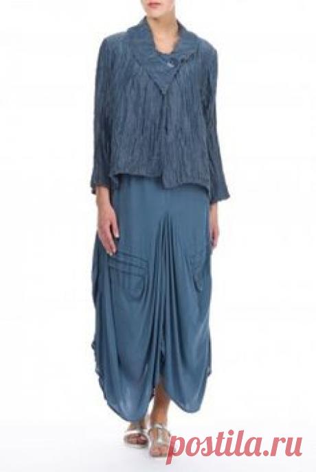 Ну не идут мне розочки и оборки, как ни крути! Ни возрастом им не соответствую, ни темпераментом! И панталоны с оборками — не мое, и подоткнутый подол холщовой юбки... Гетры, опять же, вязаные крючком, или митенки ажурные... Ну вот представьте — тетя за 50, не мелкая такая, вечно сидящая за рулем большой машины с сигареткой в одной руке и мобильным в другой (А руль? Руль — хвостом управляется!