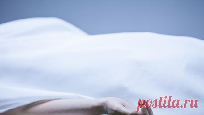 Тела девочки и двух мужчин нашли в гараже в Ленобласти. В Ленинградской области в гараже нашли погибшими девочку и двух мужчин, еще одну несовершеннолетнюю доставили в больницу. Об этом сообщает СУ СК России по региону. Инцидент произошел 29 ноября в поселке Камышовка. В автомобиле, ...