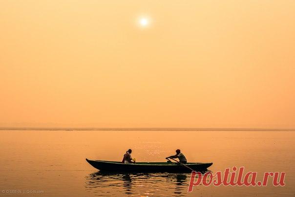 «Золото Ганга». Утро на реке Ганг, Варанаси, Индия. Автор фото – Евгений Самученко: nat-geo.ru/photo/user/52530/