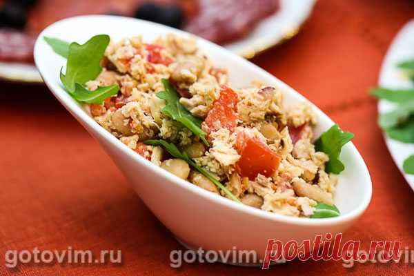 Салат с курицей и фасолью. Рецепт с фото Салат с курицей и фасолью готовится очень просто. Надо только заранее запечь или отварить куриную грудку, и тогда сборка мясного салата займет не более 30 минут. Фасоль для салата можно взять консервированную или сварить обычную сушеную.