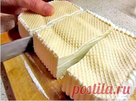 Любимое мороженое моих детей.

Готовлю деткам, а ест муж. Всего 3 ингредиента, проще проcтого:

Ингредиенты:

Сгущенное молоко — 200 г
Сливки — 500 мл
Вафельные коржи — 2 шт.

Приготовление:

За полчаса до начала приготовления охладите как следует в морозилке миску, в которой будете взбивать массу, и венчики миксера.
В подготовленную посуду влейте охлажденные сливки. Взбивайте на высоких оборотах в течение 5–7 минут.

Когда сливки станут достаточно густыми, тонкой струйкой...