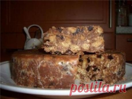 Тортик без выпечки с черносливом — любимый десерт моего сына!  Это очень вкусно! Ингредиенты:  Печенье (у меня «к кофе») — 24 штук + на обсыпку.  Сметана — 5 ст. л.  Творог — 250 грамм.  Чернослив — по вкусу.  Сахарная пудра — 3 ст. л.  Масло сливочное размягченное — 100 грамм.  Кофе (уже готовый) немного (по желанию)  Какао для украшения. Приготовление:  1. Перемешиваем творог с сахарной пудрой и сметаной. Добавляем размягченное масло.  2. Чернослив заливаем кипятком и да...