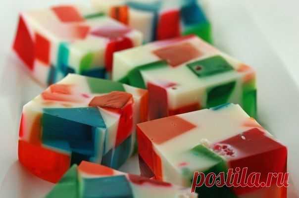 Желе . Вкусняшки для детей                                                                                                             Ингредиенты:
- желе 4 шт. (по 85 г. разных ярких цветов)
- сгущенное молоко 400 мл
- бесцветный желатин 2 шт. (по 85 г.)
Приготовление:
Нужно развести 4 упаковки желатина согласно указаниям на упаковке в кипячёной воде в разных мисочках. Оставляем застывать на 3 часа.
