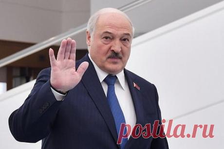 Лукашенко предложил соседним странам вместе жарить шашлыки. Президент Белоруссии Александр Лукашенко заявил, что Минск не хочет конфликтов со странами-соседями и предложил им вместе «топить печку» и «поджаривать шашлыки». Об этом он заявил во время награждения победителей чемпионата по колке дров среди сотрудников СМИ. Лукашенко призвал помочь людям за пределами страны.