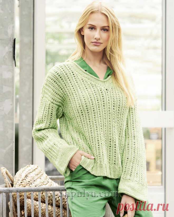 Пуловер прямого силуэта с v-образным вырезом связан спицами простыми ажурными полосами из хлопковой пряжи нежно-зеленого цвета.