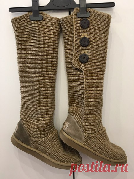 Обменяю вязанные сапожки Ugg Australia на 2 бутылки молока) куплены в Москве у официалов. Размер 37-38, стелька овечья шерсть. Может кому нужны по дому ходить, если прохладно или в сухую погоду по улице) вопросы в лс пожалуйста.