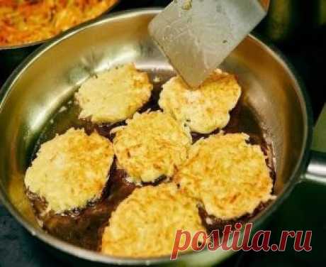 Драники
ИНГРЕДИЕНТЫ
картофель 6 шт.
яйца куриные 1 шт.
мука 2 ч.л.
сметана 150 г
специи по вкусу
укроп для подачи
соль по вкусу
масло растительное для жарки
лимонный сок 2 ч.л.
ПРОЦЕСС ПРИГОТОВЛЕНИЯ
Если в приготовлении драников не мудрить и не делать лишнего, хороший результат гарантирован! Все предельно просто: натереть картофель, хорошо его отжать, добавить яйцо, муку и жарить драники на умеренном огне, чтобы они успевали не только приобрести золотистую корочку, но и прожариться внутри. Все