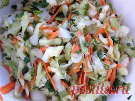 Салат из свежей капусты столовский Помните такой? Кисло-сладенький, вкусненький, свеженький. Безумно простой, но никогда у меня не получавшийся. Вот не то и все. Муж его обожал, а как сделать нормально - даже и спросить было не у кого. Прямо, как не разве