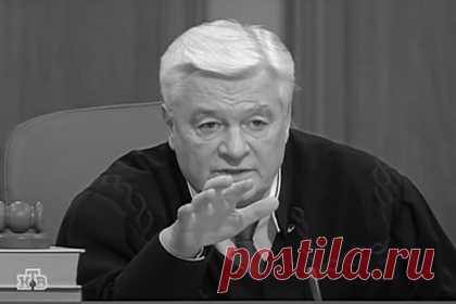 Умер судья из «Суда присяжных» Валерий Степанов. Адвокат Валерий Степанов, исполнивший роль судьи в шоу «Суд присяжных», умер после заражения коронавирусом. Об этом сообщил адвокат Рубен Маркарьян. «Последние слова были вчера. "Побеждаю Ковид!". Понимаете? Не "болею", а "побеждаю". Верим, что победил, дорогой Валерий Иванович», — написал он.