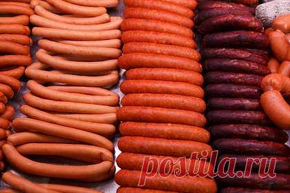 Врач назвал ухудшающие сон продукты. Главный внештатный специалист по первичной медико-санитарной помощи столичного департамента здравоохранения Андрей Тяжельников заявил, что ужинать перед сном стоит не позднее, чем за 2-3 часа, а также не стоит употреблять тяжелую пищу, которую сложно переваривать, а также лучше воздержаться от курения.