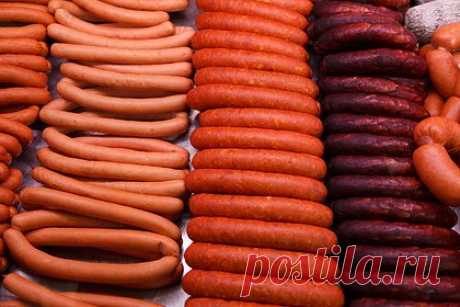 Врач назвал ухудшающие сон продукты. Главный внештатный специалист по первичной медико-санитарной помощи столичного департамента здравоохранения Андрей Тяжельников заявил, что ужинать перед сном стоит не позднее, чем за 2-3 часа, а также не стоит употреблять тяжелую пищу, которую сложно переваривать, а также лучше воздержаться от курения.
