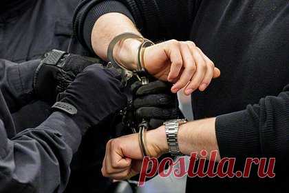 Киллер инсценировал преступление против режиссера и помог ФБР арестовать босса. Телохранитель Майкл Шервуд из США получил от своего босса, 51-летнего Ферейдуна Халилана по прозвищу Фред, заказ ликвидировать режиссера Хуана Эско за вознаграждение в 20 тысяч долларов. Вместе с Эско мужчина инсценировал преступление, и, получив вознаграждение, они передали всю информацию ФБР.