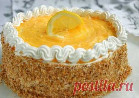 ТОРТ ЛИМОННО-КОКОСОВЫЙ. 
Ингредиенты: 
Для бисквита: 
- яйца - 6 шт. 
- сахар - 6 ст. л. 
- мука - 6 ст. л. 
Для лимонного курда: 
- 1/4 стакана лимонного сока 
- 1/4 стакана воды 
- 1 ст. л. лимонной цедры 
- 2/3 ст. сахара 
- 3 яйца 
Для крема: 
- сливки 33-35% жирности – 200 мл 
- сахарная пудра – 1-2 ст. л. 
- желатин – 1/2 ч. л. (не обязательно, только при желании повысить устойчивость крема) 
Дополнительно: 
- 1/2 стакана кокосовой стружки (обжарить) 
- 1/2 стакана б...