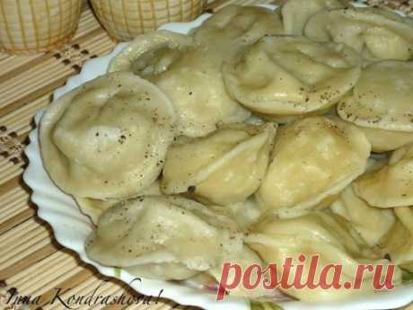 Домашние пельмени от Инны Кондрашовой.
Очень вкусные, сочные домашние пельмени. У них есть только один недостаток - очень быстро съедаются. 
Для приготовления вкусных домашних пельменей понадобится: 
Для теста:
мука - 2 стакана;
яйца - 1 шт.;
вода - 110 мл;
соль - 0,5 ч. л. 
Для начинки: 
свинина - 300 г; 
лук - 1 шт.; 
соль; 
перец. 
Муку просеять в миску. Отдельно смешать яйцо, соль и воду. Жидкие ингредиенты соединить с мукой и замесить эластичное тесто, вымешивать минут 7-10. Оставить мину