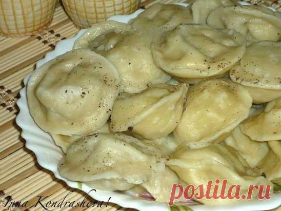 Домашние пельмени от Инны Кондрашовой.
Очень вкусные, сочные домашние пельмени. У них есть только один недостаток - очень быстро съедаются. 
Для приготовления вкусных домашних пельменей понадобится: 
Для теста:
мука - 2 стакана;
яйца - 1 шт.;
вода - 110 мл;
соль - 0,5 ч. л. 
Для начинки: 
свинина - 300 г; 
лук - 1 шт.; 
соль; 
перец. 
Муку просеять в миску. Отдельно смешать яйцо, соль и воду. Жидкие ингредиенты соединить с мукой и замесить эластичное тесто, вымешивать минут 7-10. Оставить мину