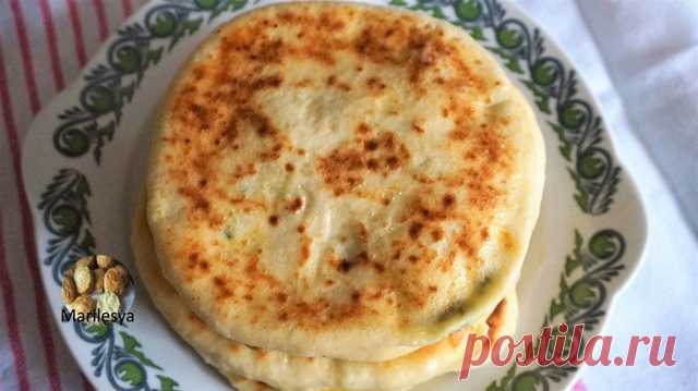 Кефирные лепёшки с сыром и зеленью на сковороде, без дрожжей – пошаговый рецепт с фотографиями