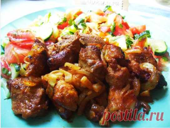 Вкуснейший шашлык в духовке 
Секреты приготовления такого мяска: 
1. готовить надо в рукаве для запекания. 
2. на луковой подушке. Причем лук должен быть маринованный. Именно он 
более всего и придает мясу вкус шашлыка. 
Но обо всем по порядку... 
Ингредиенты: 
Свинина 
Лук 
Специи 
Приготовление: 
Мясо лучше всего получается кусочками. Я пробовала антрекоты - не так 
вкусно. 
Кусочки мяса отбить. Я накрываю пищевой пленкой. Отбиваю сильно. 
Потом пленку снимаю, перчу, солю и еще раз слегка