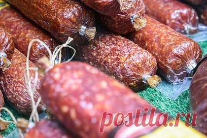 В российском сервелате нашли мясной клей