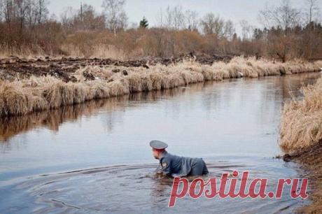 Самец мента откладывает икру
