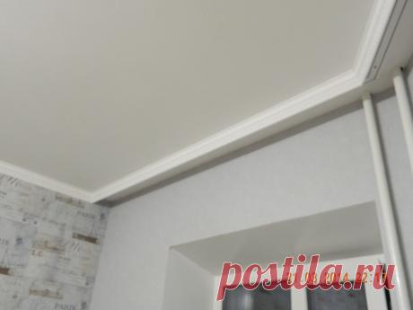 гардина спрятана за плинтусом