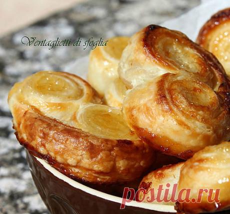 Завитушки из слоённого теста с абрикосовым вареньем