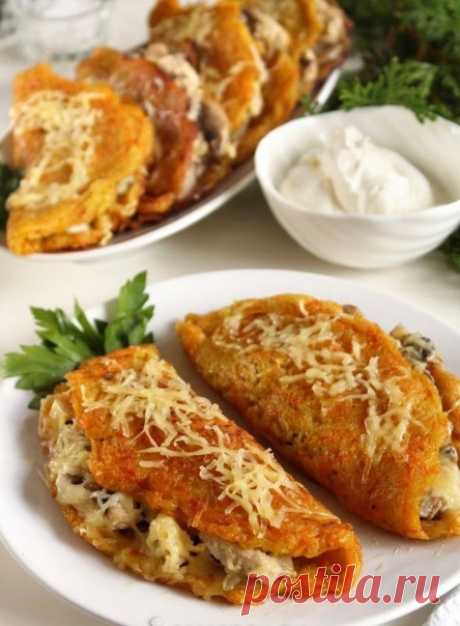 Польские драники 🔻 Ингредиенты:Картофель - 600 гМорковь - 150 гЛук - 50 гРастительное масло - 50 млЯйцо куриное - 1 шт.Мука - 2 ст.л.Чеснок - 1 зубокСоль, черный перец - по вкусуНачинка:Шампиньоны - 200 гКуриная грудка - 150 гСыр - 150 гЛук - 50 гСметана 20% - 2 ст.л.Сливочное масло - 30 гРастительное масло - 20 млСоль, черный перец - по вкусу🔻 Как приготовить:Для ...