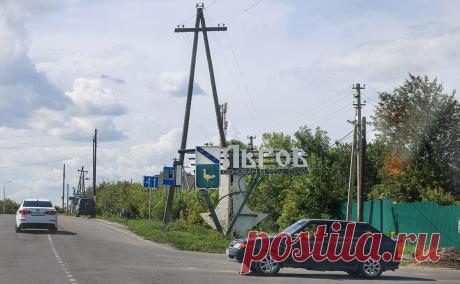 Власти Льгова опровергли данные о ВСУ в черте города. Накануне в Сети появилось видео с украинским военным, который позирует напротив дорожного указателя «Льгов». Власти города назвали видео «манипуляцией», указав, что дорожный знак на нем не соответствует российским ГОСТам