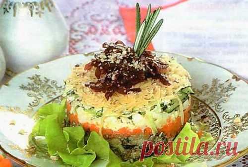 Слоеный новогодний салат с маслинами и шпротами / Простые рецепты