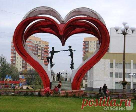 Скульптура "Сердца влюбленных"

В подмосковном городе Наро-Фоминск на площади по улице Маршала Жукова, возле Дворца Бракосочетания, есть вот такая необычная и красивая 15-ти метровая скульптура под названием "Сердца влюбленных". 

Эта романтическая композиция символизирует любовь и согласие, подарил ее городу известный скульптор и художник Виктор Митрошин, который создал ее основываясь на сентиментальный факт в истории...