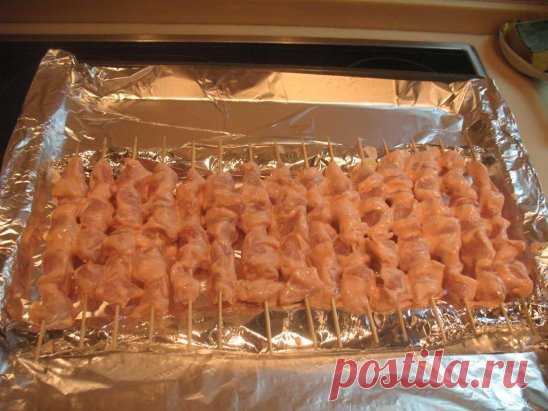 Куриный шашлык с картошкой в духовке - мое коронное блюдо, готовлю на все семейный праздники.
Готовится просто, а получается очень вкусно. Попробуйте! 
Нам понадобятся: 
Филе куриное (из бедра) - 1,5 кг 
Лук репчатый - 4 шт 
Соль (по вкусу) 
Перец черный (молотый, по вкусу) 
Уксус (9%) - 50 мл 
Картофель - 7 шт 
Приготовление: 
Нарезаем куриное филе на небольшие кусочки, складываем в миску. Добавляем, перец, соль, лук нарезанный колечками, уксус. Перемешиваем и оставляем мариноваться мясо, при