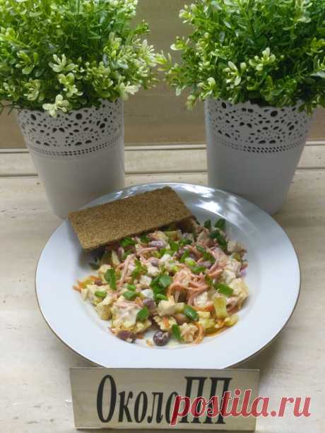 Cалат с отварной куриной грудкой, маринованными огурцами, картофелем, чесночком и зеленью.