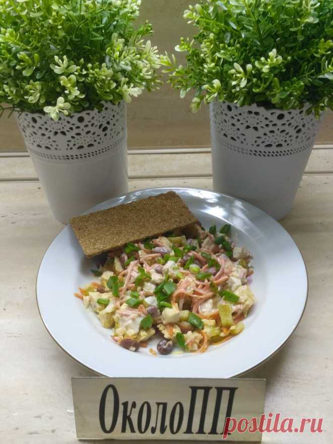 Cалат с отварной куриной грудкой, маринованными огурцами, картофелем, чесночком и зеленью.