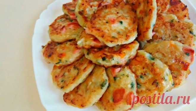 Оладьи со вкусом пиццы Мы привыкли кушать золотистые оладушки со сгущенкой или сметаной, класть в тесто яблоки и другие сладкие наполнители. Но пробовали ли вы готовить оладьи со вкусом пиццы? Все близкие будут в восторге от такой идеи! Для приготовления вам не понадобится особенных продуктов...