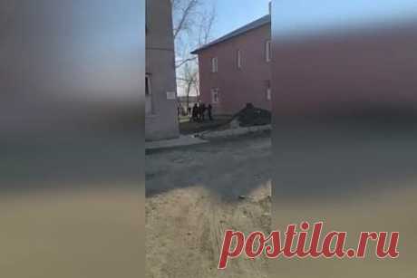 Мигранты избили возвращавшегося с могилы матери россиянина и попали на видео. В Новосибирске толпа мигрантов избила возвращавшегося с кладбища россиянина. Мужчина навещал могилу недавно похороненной матери. На видео несколько человек бьют ногами лежащего на земле мужчину и не обращают внимания на попытки наблюдавших за происходящим женщин прекратить драку.