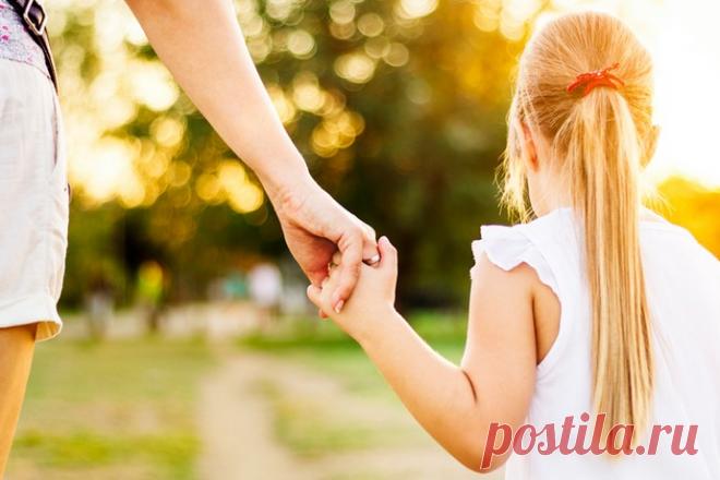 Как воспитать в ребенке безопасную привязанность Открытые, уверенные в себе люди чаще достигают успеха и умеют расположить к себе окружающих. Они позитивны, доверяют людям и не пасуют перед трудностями. В основе такого отношения к жизни – безопасная привязанность к родителям. Психолог Эллис Бойес