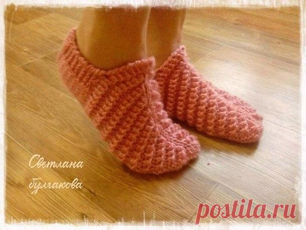 Тапочки шотландской резинкой. Автор Светлана Булгакова

Набираем три петли и в каждом ряду добавляем около средней по петле с каж. стор. вяжем резинкой до тех пор пока на спицах будет 61петли делим на 25 11 25 и вязать Среднии 11 петли убавляя с кажд. стороны по петле( как пятка на носке) когда останутся только 11 п. набираем по краю С кажд стороны по 12 петель и вяжем первые и последнии 5 пет. платочной, до стопы лиц. вязать прямо 20- 25 рядов затем вязать пятку. обвязать...