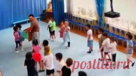Воспитатель детского сада из Тувы пинал детей и кричал на них во время занятия. Насилие в отношении малолетних со стороны взрослого попало на камеру видеонаблюдения в одном из дошкольных учреждений Кызыла. Об этом сообщили в пресс-службе Следственного управления СК России по республике Тыва. На видео из зала, в ...
