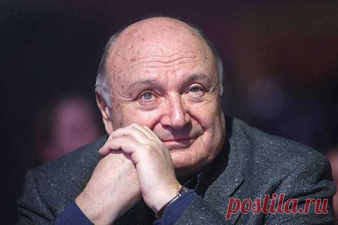Михаил Жванецкий о том, что важно в жизни: И после того, как не понял сложного и не осуществил, начинаешь открывать простые вещи: — Что спать на воздухе лучше. — Что жить среди зелени лучше. — Что надо поднять упавшего. — Что надо впустить в дом переночевать. — Что надо угостить каждого, кто вошел. — Что надо принести, если попросят. — Что надо заплатить первым. — Что надо сварить бульон для больного, даже чужого. — Что надо не раздражаться на раздражение. — Землю надо любить. Воду надо…
