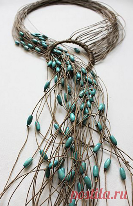 Пообещала себе изготовить нечто подобное! Бечевка, бусины, за один вечер красота готова...