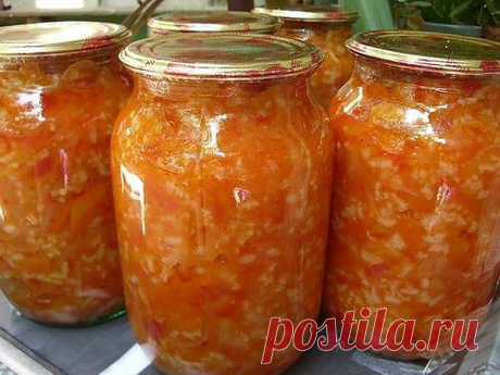 Салат с рисом ''Сытая зима'' 

С ним точно любая зима не страшна, и вкусно, и сытно, и как гарнир всегда выручит, особенно незаменим в долгий весенний пост. 

 Всё, ну, очень, элементарно. 

3кг. спелых помидор 
1кг. перца болгарского 
1кг.репчатого лука 
1кг. моркови 
1стакан риса (250гр.гранённый) 
100 гр. сахара 
400гр. растит.масла уксус 9%-по вкусу 

 ПРИГОТОВЛЕНИЕ:

Всё режем произвольно, морковь трём на крупной тёрке, солим по вкусу, как салат и оставляем на 15 мин....