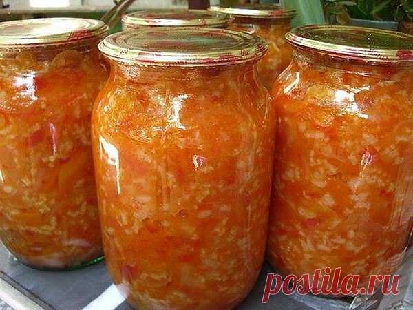Салат с рисом ''Сытая зима'' 

С ним точно любая зима не страшна, и вкусно, и сытно, и как гарнир всегда выручит, особенно незаменим в долгий весенний пост. 

 Всё, ну, очень, элементарно. 

3кг. спелых помидор 
1кг. перца болгарского 
1кг.репчатого лука 
1кг. моркови 
1стакан риса (250гр.гранённый) 
100 гр. сахара 
400гр. растит.масла уксус 9%-по вкусу 

 ПРИГОТОВЛЕНИЕ:

Всё режем произвольно, морковь трём на крупной тёрке, солим по вкусу, как салат и оставляем на 15 мин....