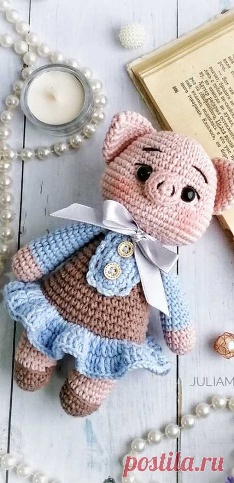 PDF Хрюша Хруша крючком. FREE crochet pattern; Аmigurumi animal patterns. Амигуруми схемы и описания на русском. Вязаные игрушки и поделки своими руками #amimore - свинка в платье, поросёнок, свинья, поросенок.