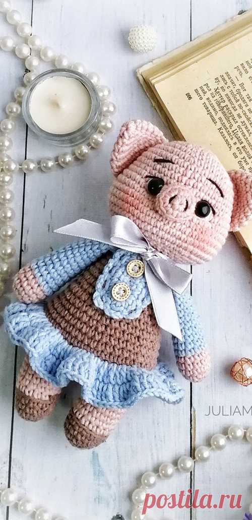 PDF Хрюша Хруша крючком. FREE crochet pattern; Аmigurumi animal patterns. Амигуруми схемы и описания на русском. Вязаные игрушки и поделки своими руками #amimore - свинка в платье, поросёнок, свинья, поросенок.