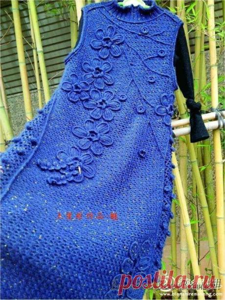 Платье крючком, украшенное цветами