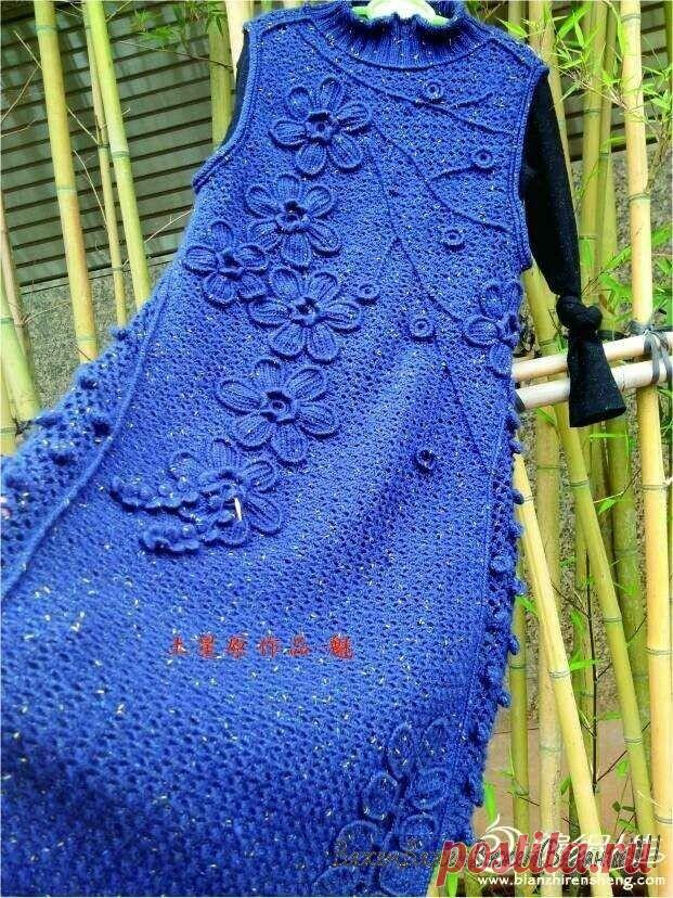 Платье крючком, украшенное цветами