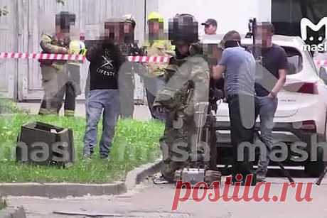 Сапер во взрывозащитном костюме при проверке подозрительной машины в Москве попал на видео