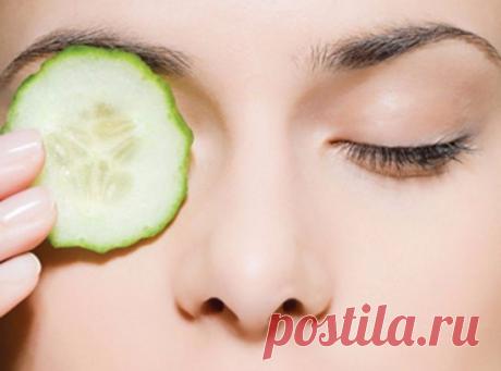 Маска для кожи вокруг глаз против отечности и покраснений
Надо:
1 ст. ложка сухих листьев шалфея,
1 ст. ложка сухих цветков ромашки аптечной,
½ стакана кипятка,
1 ст. ложка свежего жирного творога,
1 ч. ложка оливкового или миндального масла.
Ромашку и шалфей можно заменить зеленым и черным чаем, петрушкой, мятой, мелиссой.
Травы измельчите в кофемолке, залейте крутым кипятком и дайте настояться под крышкой 20-30 минут. Затем слейте лишнюю воду в отдельную емкость.
маски для кожи вокруг глаз