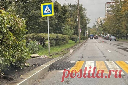 Москвичей возмутил несуразный новый бордюр. В Москве после ремонта дороги на Измайловском бульваре установили новый бордюр, понижение на котором не совпадало с пешеходным переходом. Чтобы повысить удобство, в районе зебры сделали пандус из асфальта, который возмутил жителей столицы своей несуразностью. Фотографии выложили в Telegram-канале «Москва с огоньком».